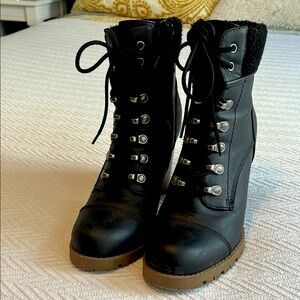 Women’s Sugar Black Lace-Up Boots w fleece trim  Size 8 1/2